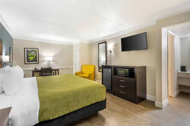 غرفة بسرير كينج، Quality Inn & Suites North Charleston Ashley Phosphate 2/3