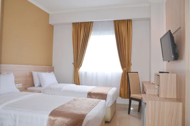 غرفة قياسية بسريرين منفصلين، Lorin Syariah Hotel Solo 1/3
