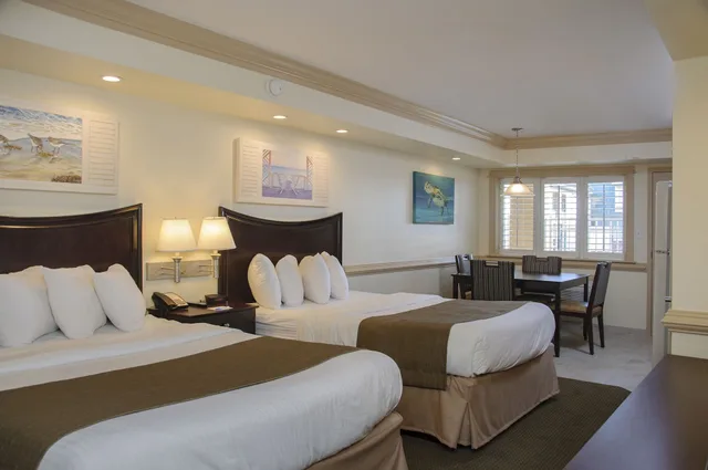 Efficiency, 2 Queen Beds, Pool Side, Kitchen، Shutters on the Banks 1/4