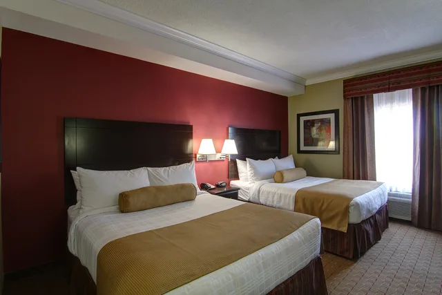 جناح تنفيذي بسريرين كوين بغرفتين مع أريكة، Best Western Plus Bowmanville 2/4