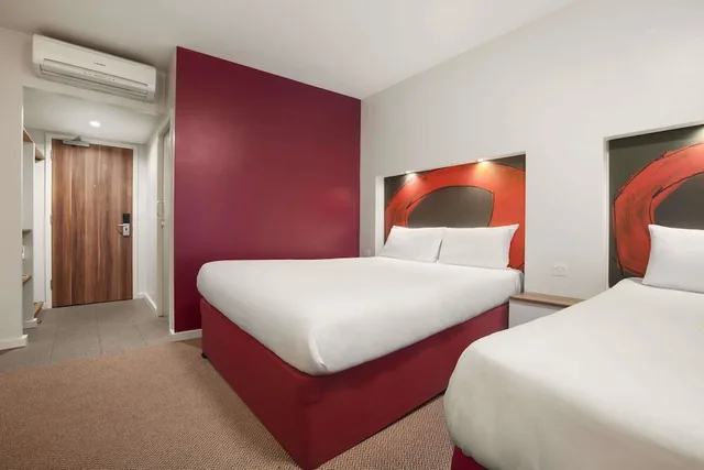 غرفة بسرير مزدوج وسرير فردي، Ramada by Wyndham London Stansted Airport 3/6