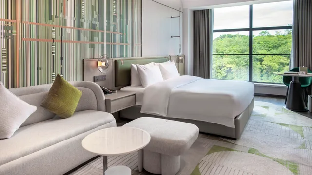 غرفة بريميوم بسرير كينج بمنطقة جلوس، Holiday Inn Chongqing Science Hall Hotel 1/1