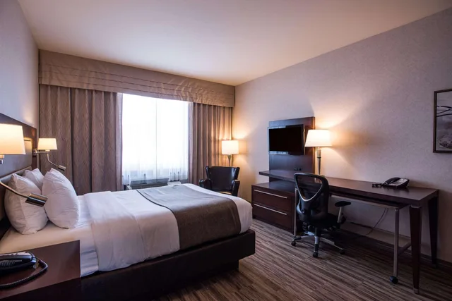Room, Queen Bed, Quality Inn and Suites Val d Or, QC 6/9