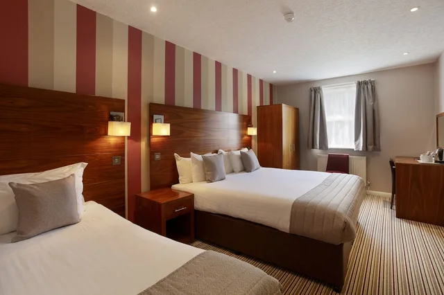 غرفة ثلاثية بسرير كينج وسرير فردي، The Victoria Hotel 1/4
