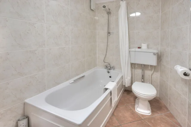 Courtyard, Twin Beds, Outdoor Building، Muthu Newton Hotel 10/10