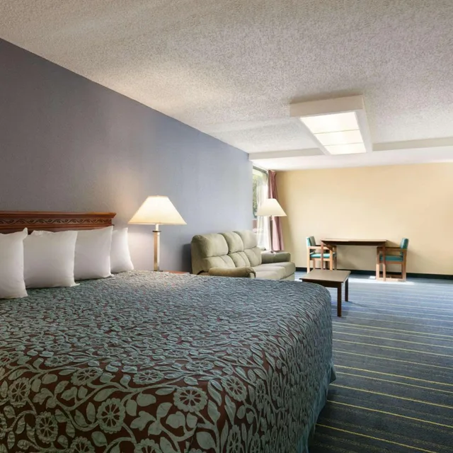 غرفة سوبيريور بسرير كينج، Days Inn by Wyndham Clearwater/Gulf to Bay 3/6