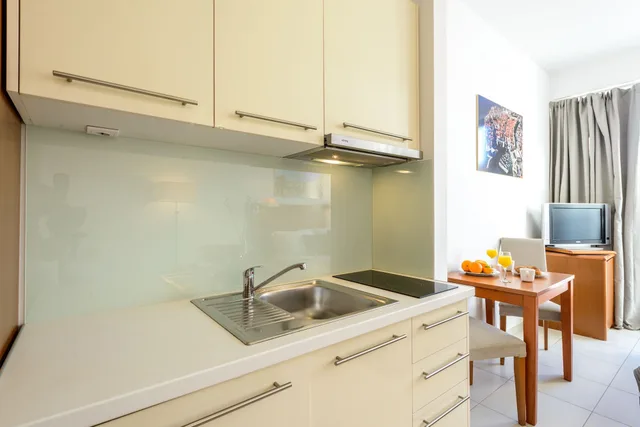 استوديو بسرير كوين بإطلالة على البحر بشرفة مع أريكة، Adriatic Deluxe Apartments 3/3