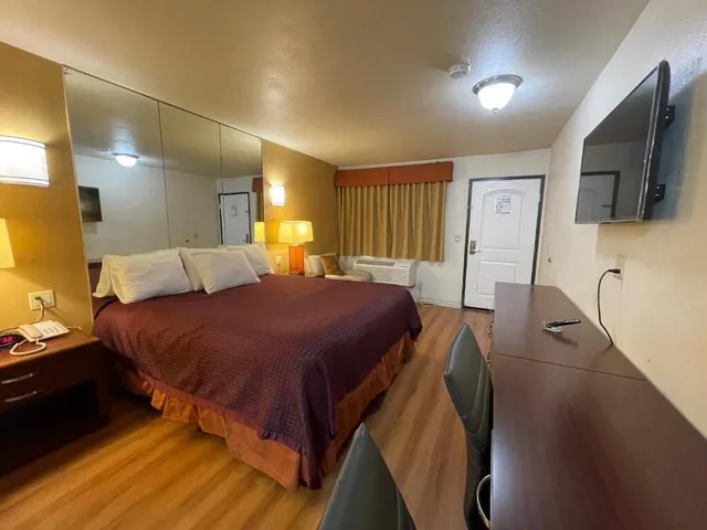 غرفة مفردة بسرير كينج بحمام خاص، Sierra Inn 1/1