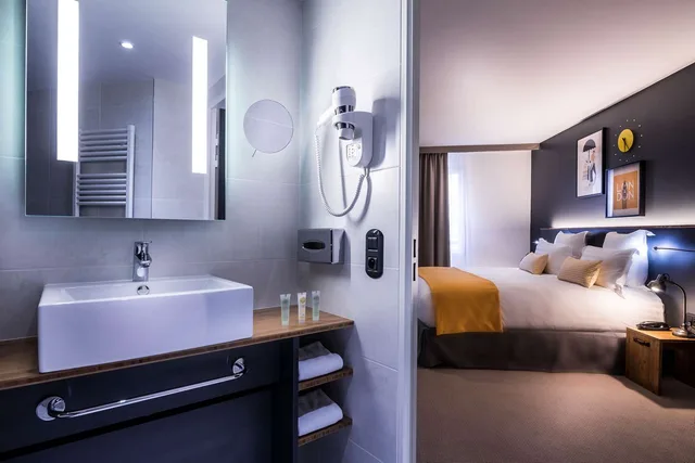 جناح بسرير كوين مع أريكة بحوض استحمام، Best Western Plus Suitcase Paris La Defense 5/5