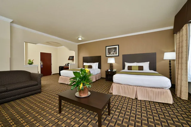 غرفة بسرير كوين وسريرين كينج لذوي الإعاقة، Best Western Plus Cutting Horse Inn and Suites 1/2