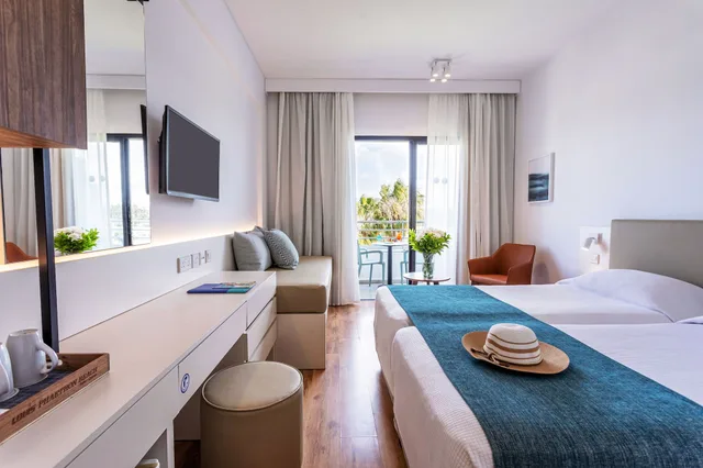 غرفة بسريرين منفصلين مع أريكة، Louis Phaethon Beach 2/10