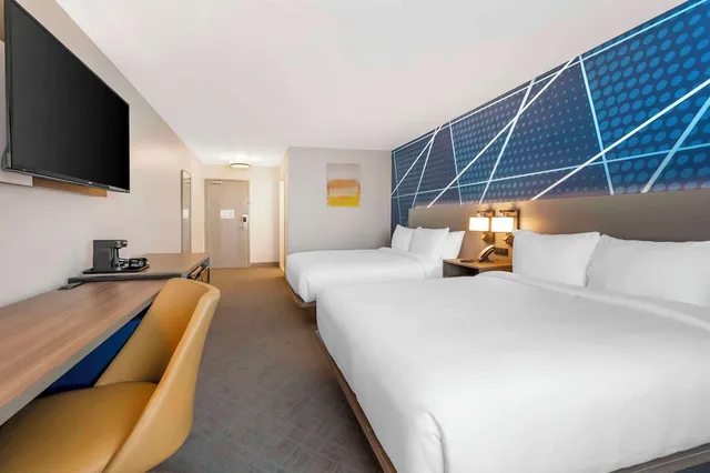 غرفة قياسية بسريرين كوين، Comfort Inn Kendallville East, IN 1/6
