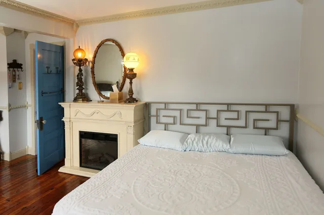 غرفة بسرير كينج وسرير كوين، The Old Parsonage Bed and Breakfast 2/3