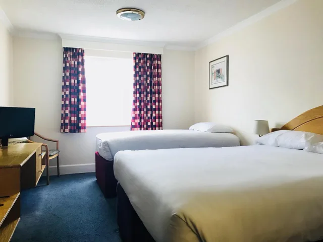 غرفة ثلاثية بسرير مزدوج وسرير فردي، Days Inn by Wyndham Watford Gap 2/5