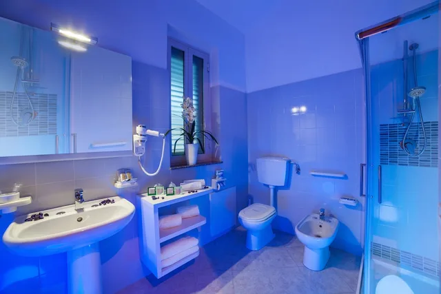 غرفة كلاسيكية رباعية بسرير كوين وسريرين منفصلين، Riviera Del Sole Hotel Resort Spa 2/2