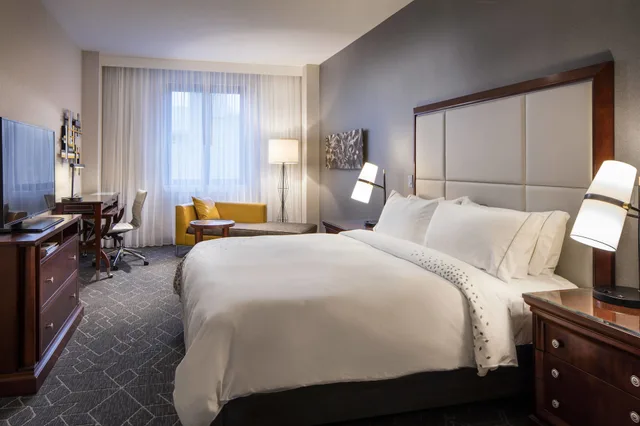 Club, King Bed, Renaissance Providence Hotel 4/10