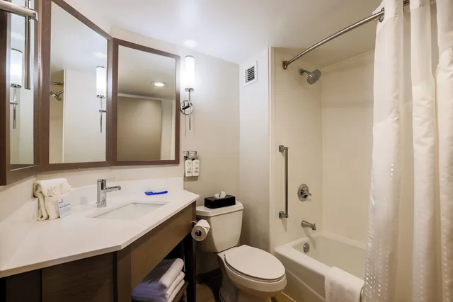 غرفة قياسية بسرير كينج، Holiday Inn Express Burlington 5/8