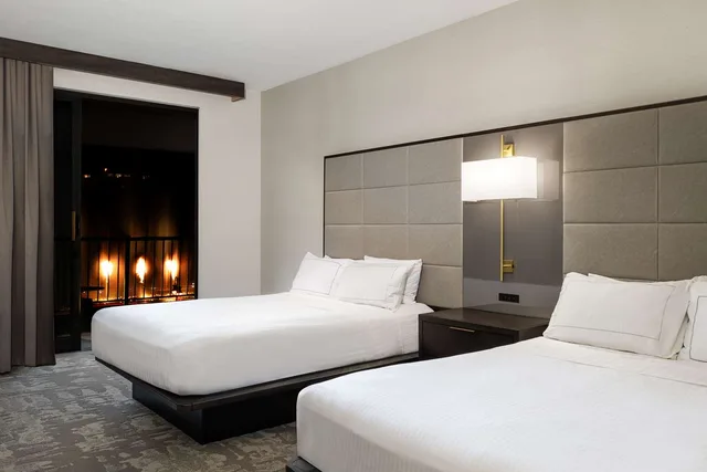 Deluxe, 2 Queen Beds, Fountain View، Hilton Promenade At Branson Landing 1/3