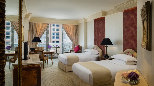 غرفة بريميوم بسريرين منفصلين بإطلالة على المرسى بشرفة للمدخنين، Intercontinental Phoenicia Beirut 1/3