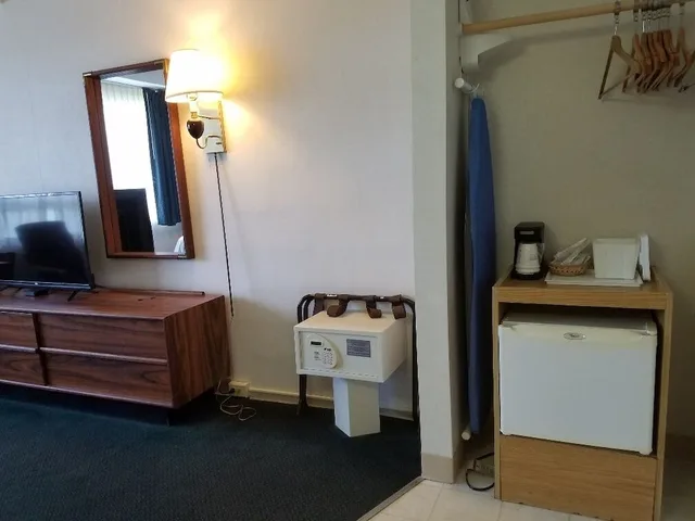 غرفة قياسية بسرير كينج، Travelodge By Wyndham Lake George Ny 4/4