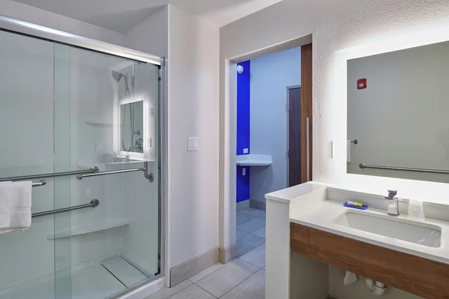 جناح بسرير كينج بمنطقة جلوس، Holiday Inn Express El Paso Sunland Park Area 4/4