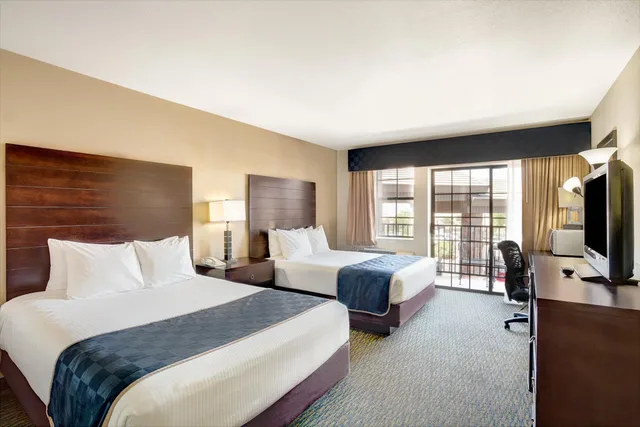 غرفة بسرير كينج وسريرين كوين، Days Inn and Suites by Wyndham Page Lake Powell 2/4