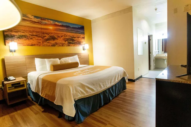 غرفة بسرير كينج لذوي الإعاقة، Days Inn & Suites By Wyndham Houston North/Aldine 1/2