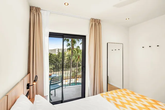 غرفة بسريرين منفصلين بإطلالة على المسبح بشرفة، Tangerine by Honne Hotels - Adults Only 5/9