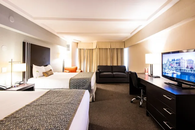 Coast, 2 Queen Beds, Sofa، Coast Kamloops Hotel And Conference Centre 2/3