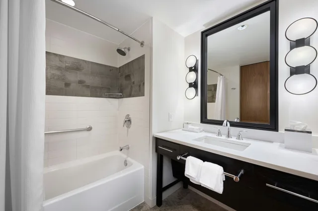 غرفة بريميوم بسريرين كوين لذوي الإعاقة، Loews Chicago 4/5