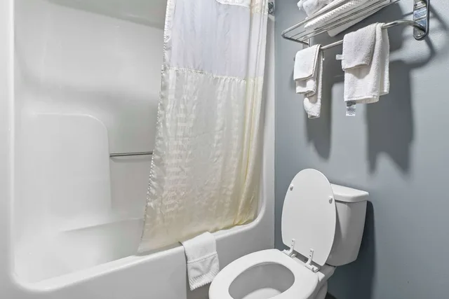 جناح بسرير كينج مع أريكة، Econo Lodge Kennett 3/3