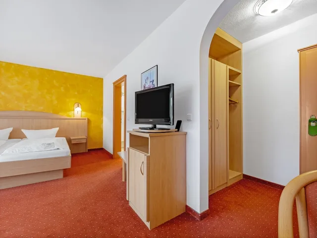 غرفة رباعية بسرير كوين بشرفة مع أريكة، Landhotel Gabriele 5/9