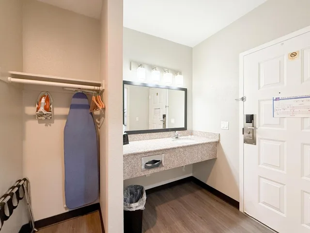 غرفة بسرير كينج لذوي الإعاقة، Motel6 Tucson, AZ – Airport / Kino Sports Complex 4/4