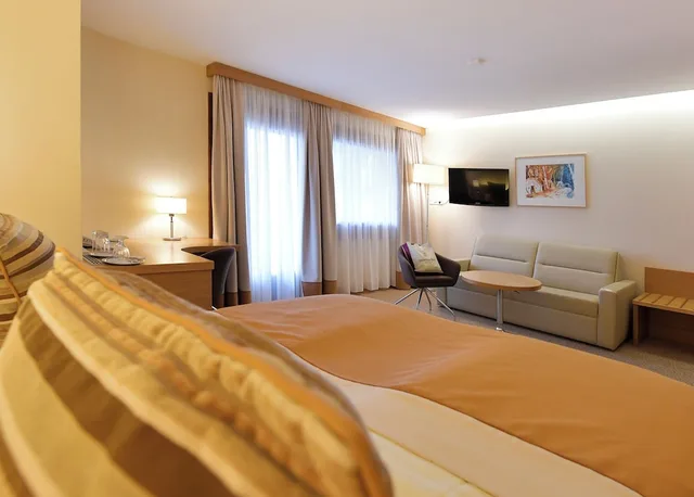 غرفة كومفورت رباعية بسرير كينج بإطلالة على الحديقة بشرفة مع أريكة، Seehotel Rust 2/3