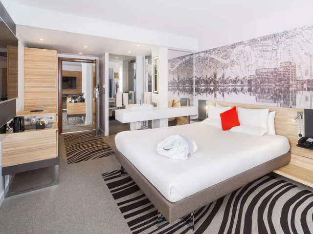 جناح بسرير كينج مع أريكة، Novotel London Excel 1/2