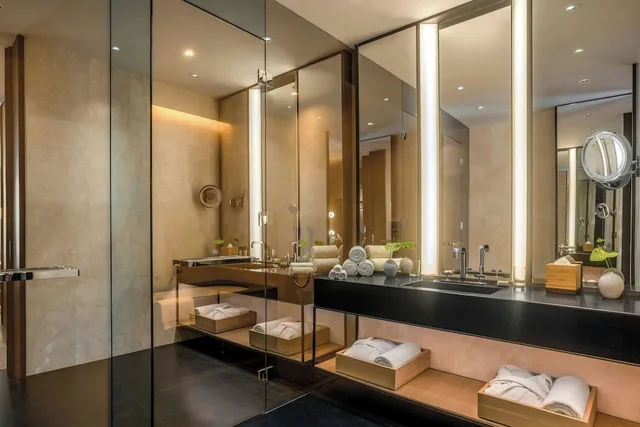 غرفة سوبيريور بسريرين مزدوجين بإطلالة على المدينة، The Bulgari Hotel Beijing 4/5