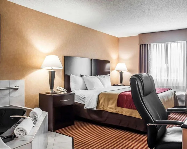 غرفة بسرير كينج بحوض جاكوزي، Quality Inn Dunkirk NY 1/9
