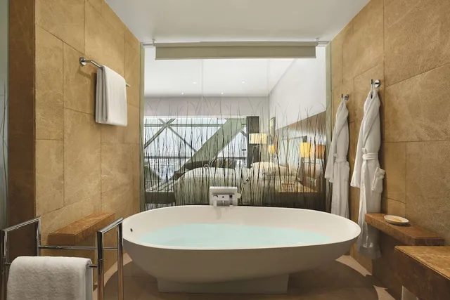 غرفة بسرير كينج بإطلالة، Andaz Capital Gate, Abu Dhabi, by Hyatt 8/8