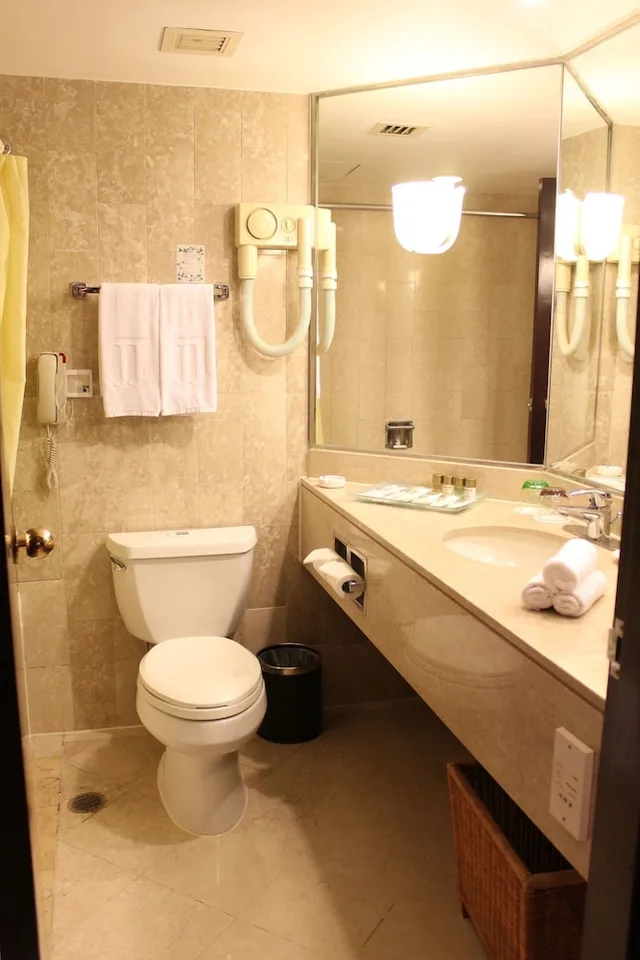 Superior King Room, Jin Jiang Tower Hotel 9/10