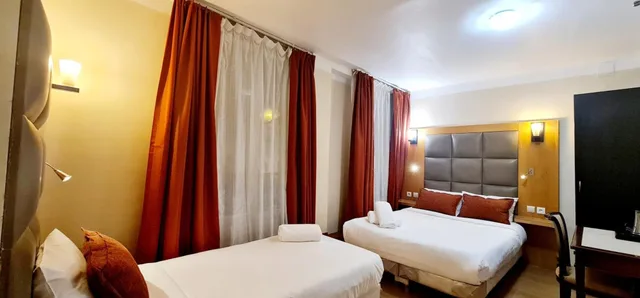 غرفة ثلاثية بسرير مزدوج وسرير فردي، Hotel De France. 5/10