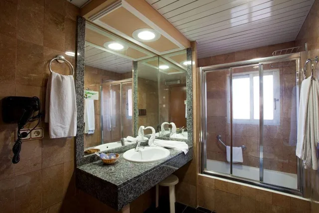 غرفة قياسية ثلاثية، Cabana Hotel 3/3