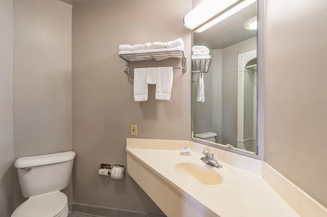 2 Full Beds - Non-Smoking, Micfridge، Motel6 Milan, OH - Sandusky 3/3