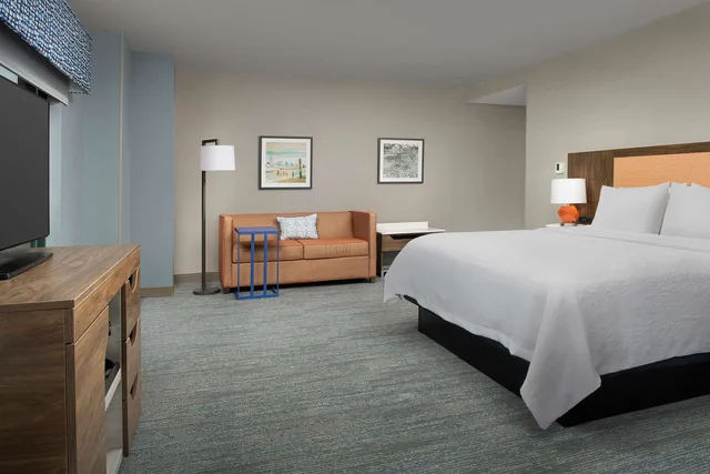 جناح ركني بسرير كينج مع أريكة، Hampton Inn Baltimore Downtown Convention Ctr Ex Hampton Inn Baltimore Camden Yards Md 2/2