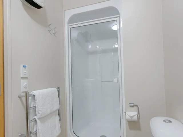 Studio, Triple, Twin Beds, 1 Queen and 1 Single Bed, Bella Vista Motel Hokitika 9/10
