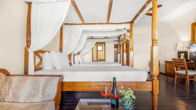 غرفة بسريرين منفصلين بإطلالة على المسبح، TOP Domina Coral Bay Resort 2/2