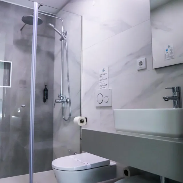 غرفة ثلاثية، Hotel Avenida 7/10