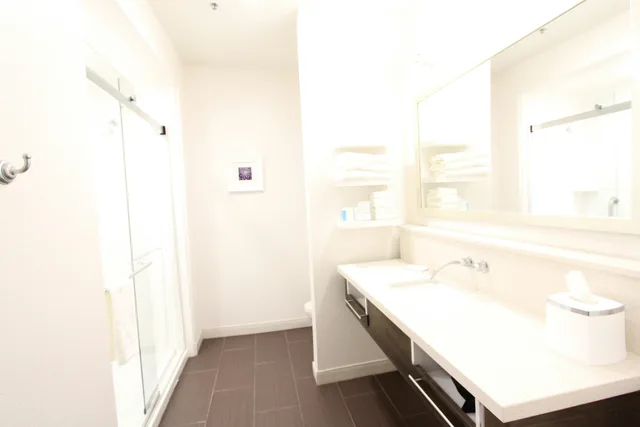 غرفة بسرير كينج، Hampton Inn Suites Dallas Market Center 3/3