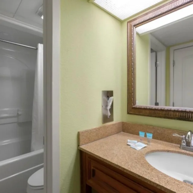 جناح بسرير كوين بإطلالة على البحر، Monterey Bay Suites 4/6