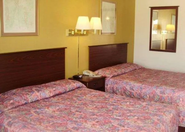 غرفة بسرير مزدوج، Rodeway Inn Goddard KS 2/2