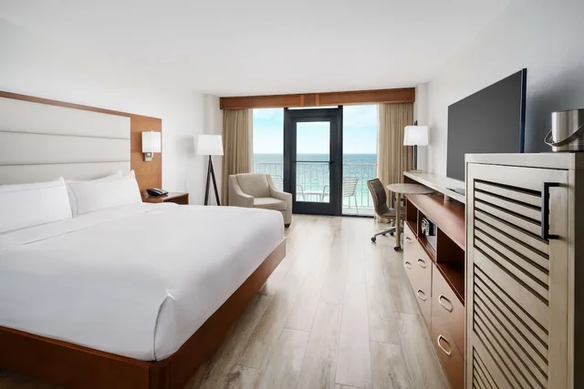 Room, King Bed, Gulf View, Balcony, High Floor، DoubleTree Beach Resort by Hilton Tampa Bay - North Redington Beach 1/9